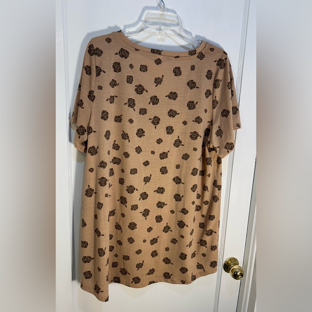 LuLaRoe 2XL V-Neck Short Sleeve T-Shirt Blouse Tan With Dark Brown Rosettes - Picture 2 of 7